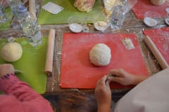 mani-in-pasta-crescia_01